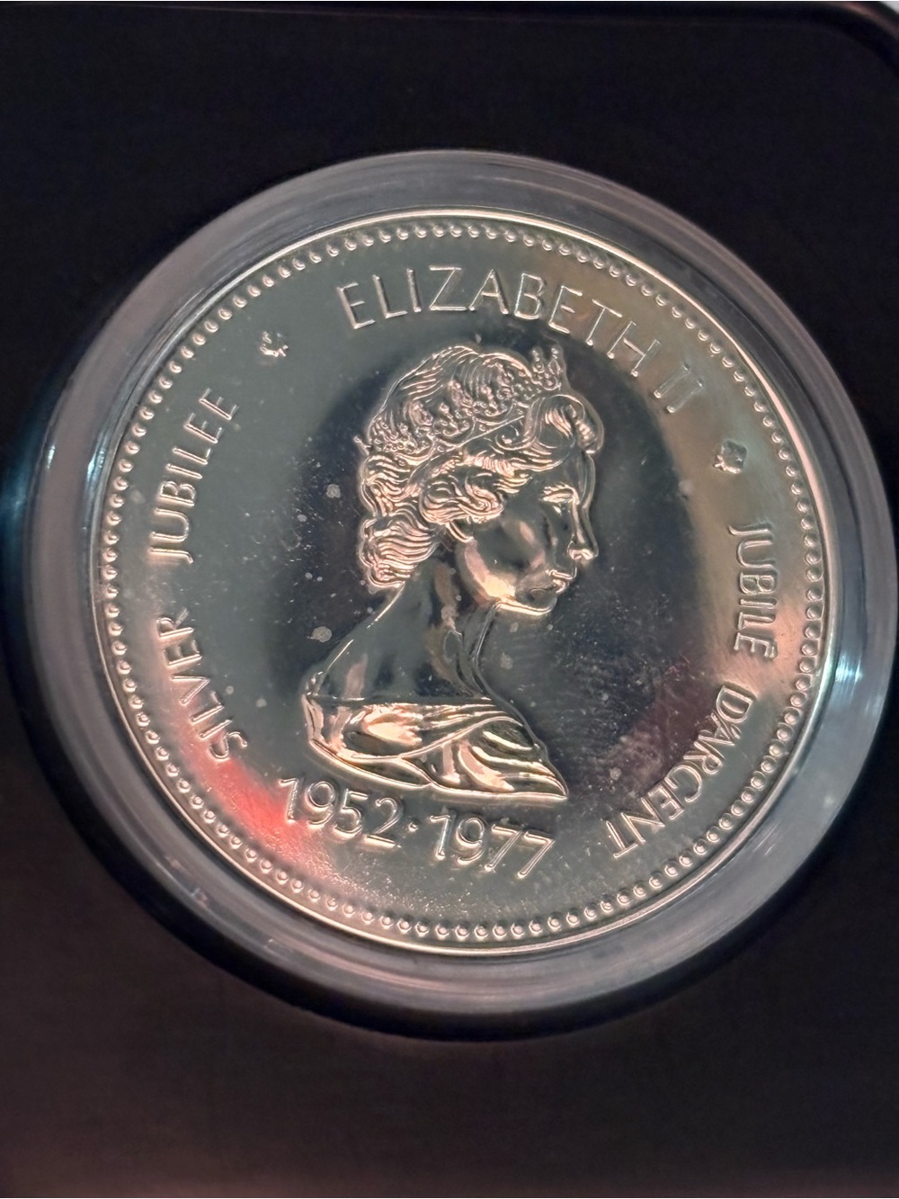 Commemorative Elizabeth II Silver Jubilee Coin 1952-1977 - Silver Tone